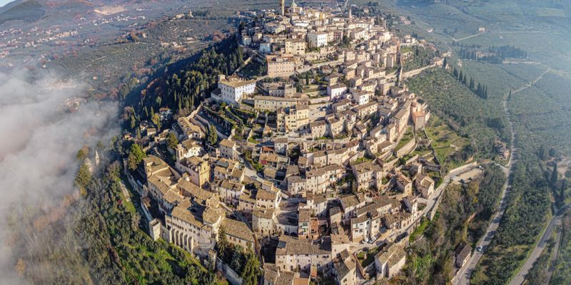 Vista aérea de la ciudad de San Marino sobre el monte Titano