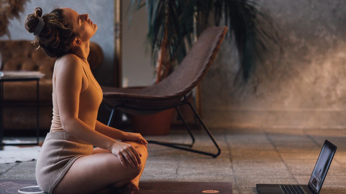 Comment le yoga peut améliorer votre concentration au travail en 2026 ?