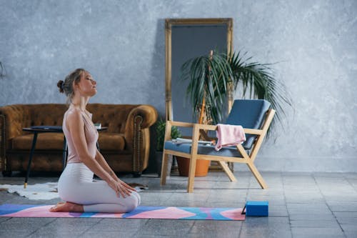 Gratis Fotos de stock gratuitas de adecuado, bienestar, colchoneta de yoga Foto de stock