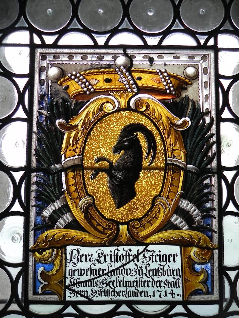 Perfume subscription box with samples