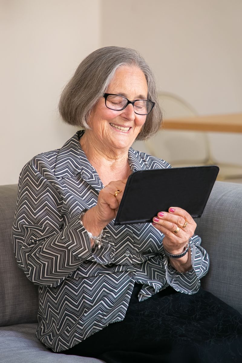 Persona anziana con tablet