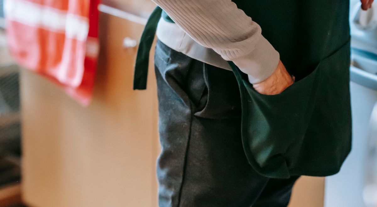 Particulier portant un tablier domestique en coton lors d'une session cuisine maison