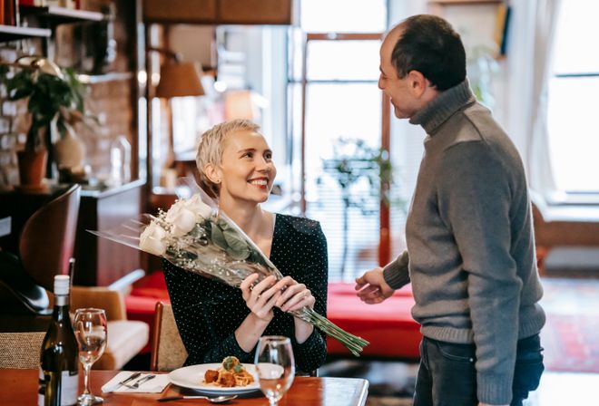 Online dating: starting a conversation on a niche platform