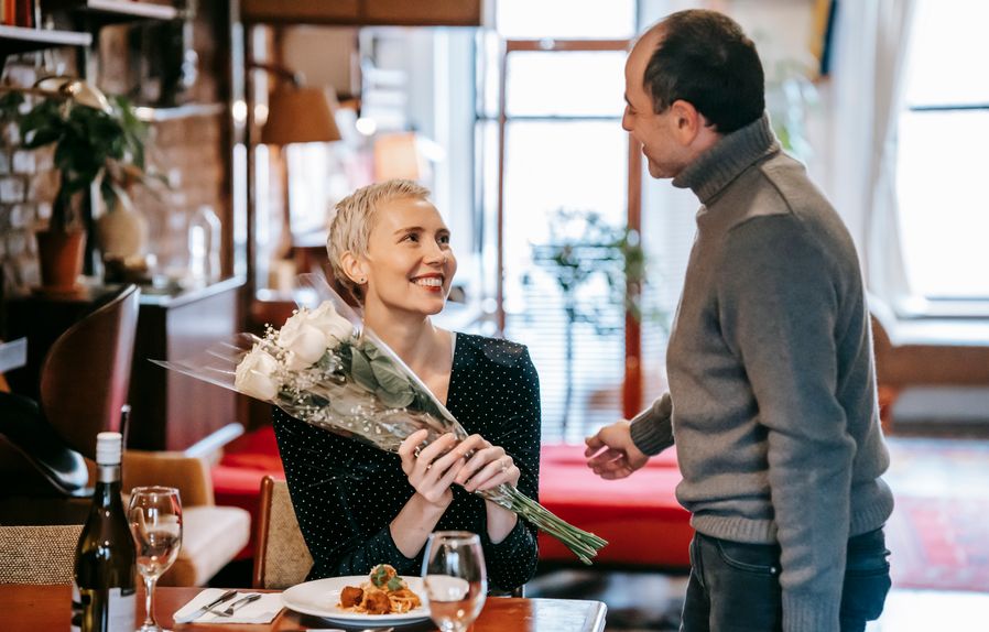 Online dating: starting a conversation on a niche platform