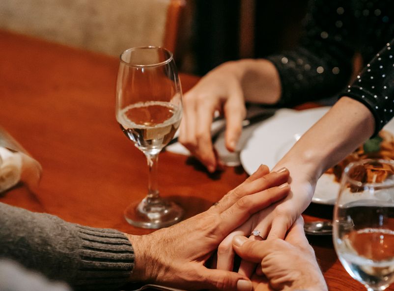 Online dating: starting a conversation on a niche platform