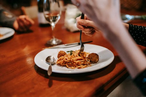 Orang Yang Memegang Garpu Dan Sendok Makan Pasta