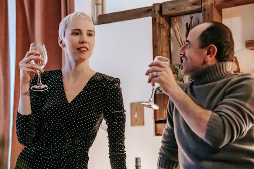 Perbualan romantis sambil minum wain