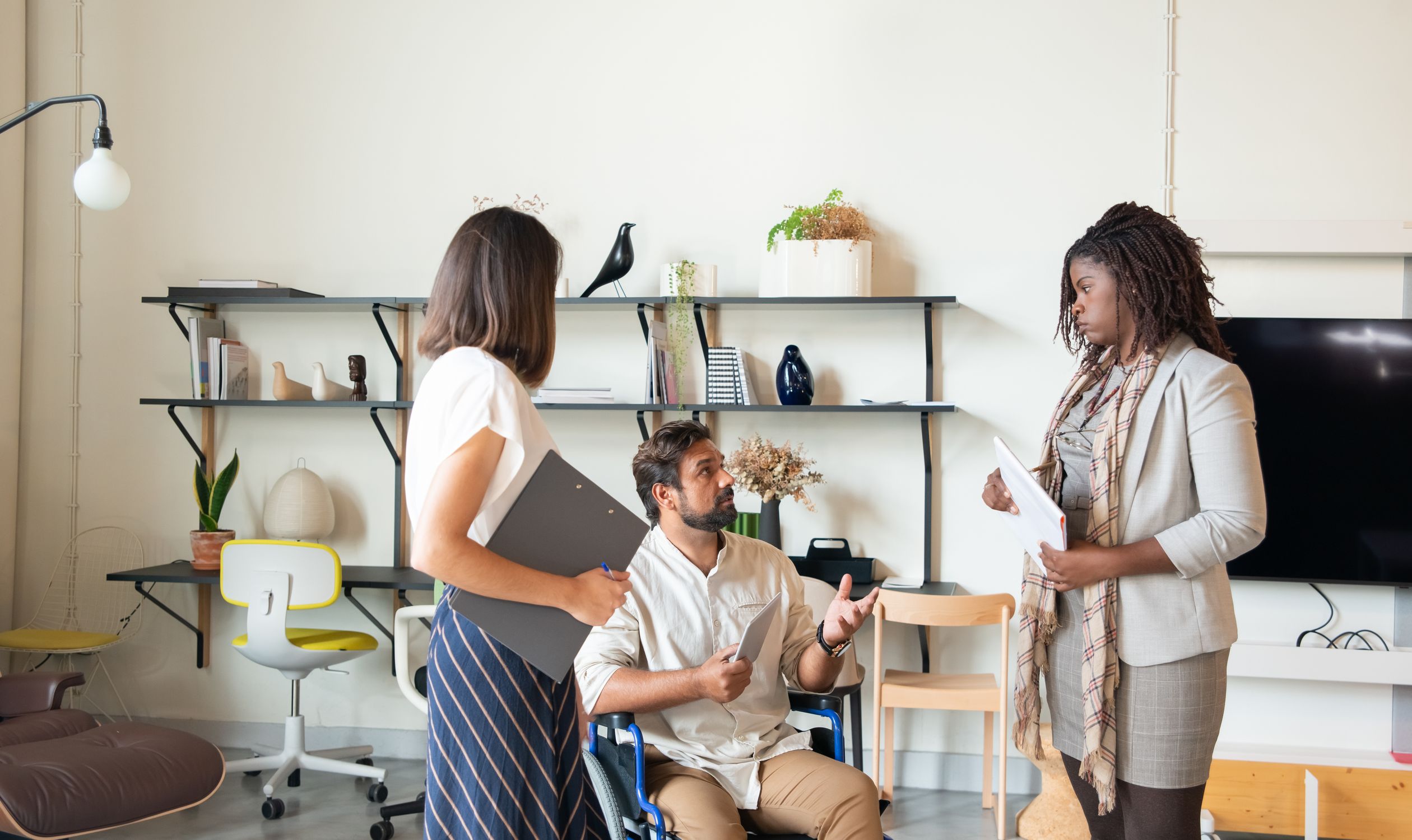 Accessibilité web : ce que la loi impose vraiment aux TPE en 2026 3 Accompagnement web accessible pour les entreprises de Savenay et Saint-Nazaire : échange entre un client en fauteuil roulant et une professionnelle