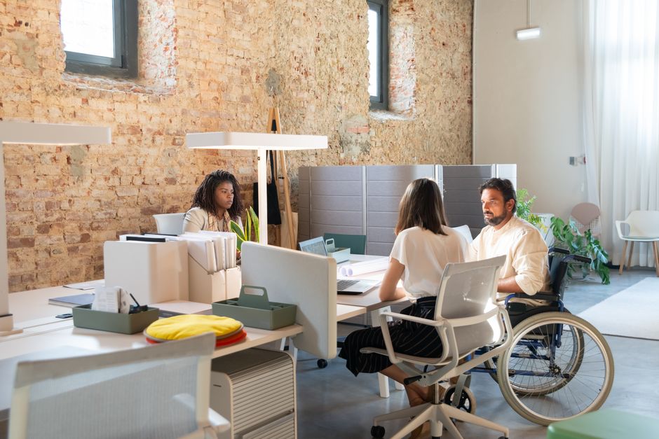 Equipo diverso de profesionales trabajando juntos en una moderna oficina estilosa.