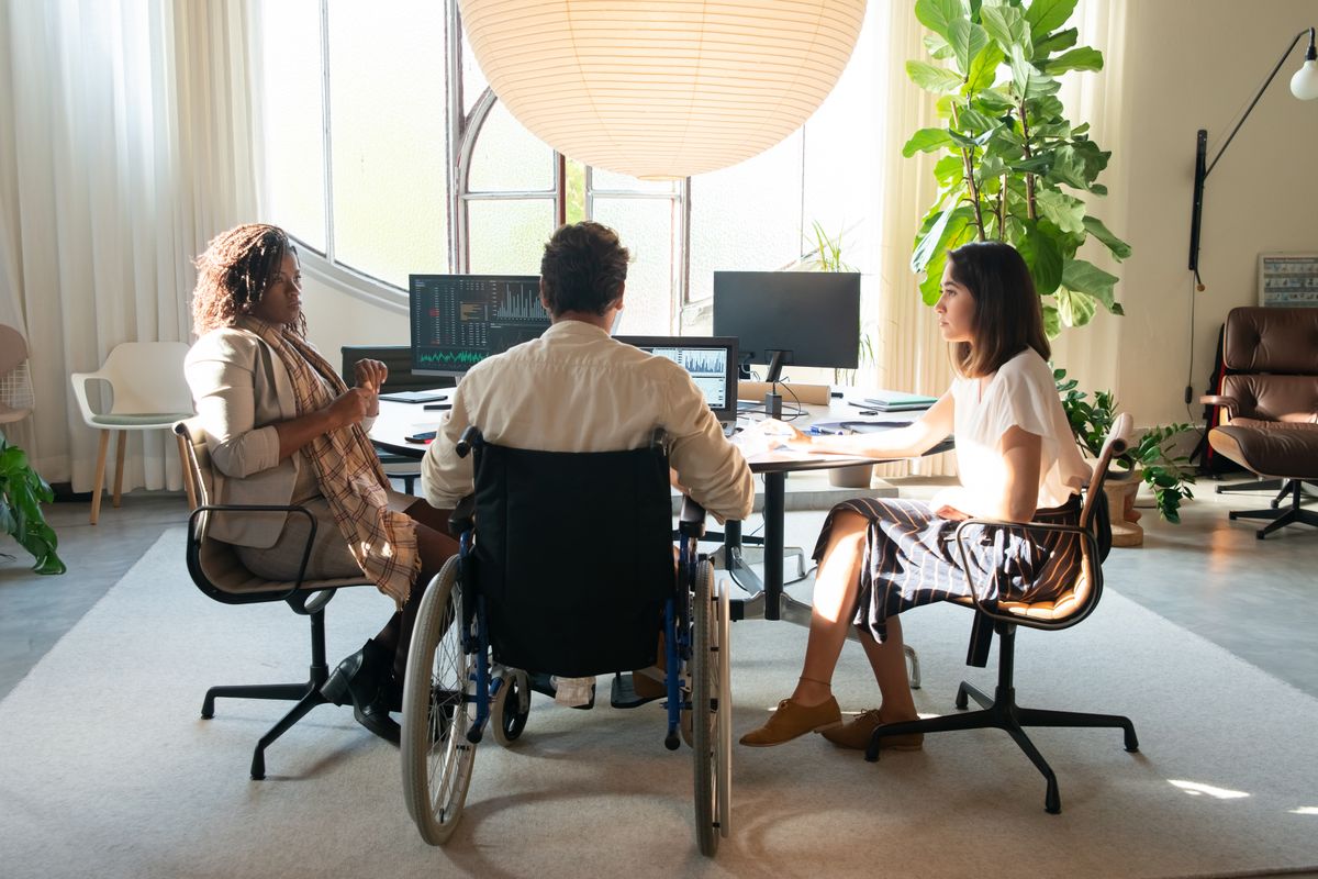 Equipo diverso conversando en una reunión de trabajo
