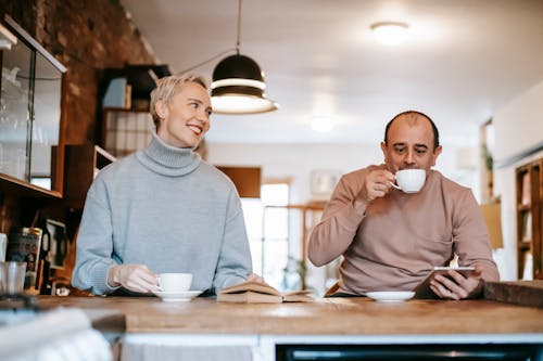 Man In Grey Sweater Minum Dari Mug Keramik Putih