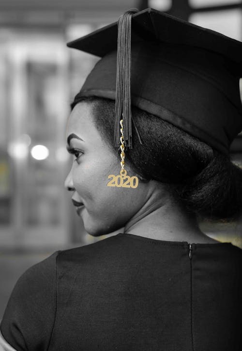 Základová fotografie zdarma na téma afroameričanka, akademické šaty, akademický strop
