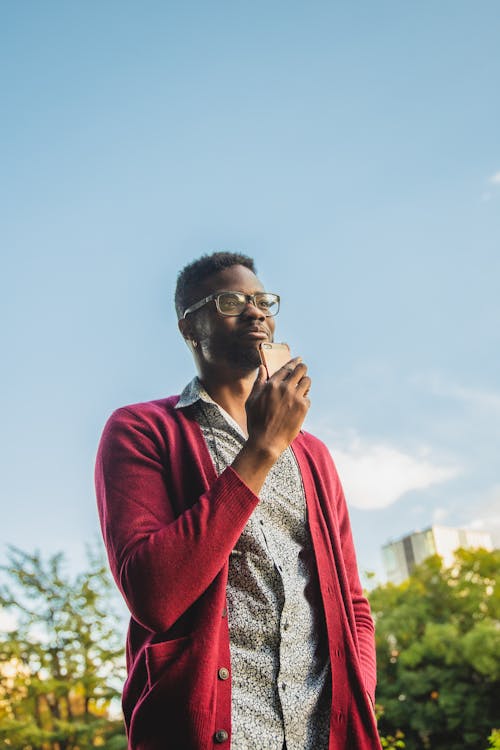Kostnadsfri bild av afroamerikansk man, blå himmel, chatt