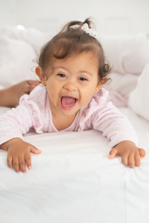 Kostenloses Stock Foto zu baby, bett, down-syndrom