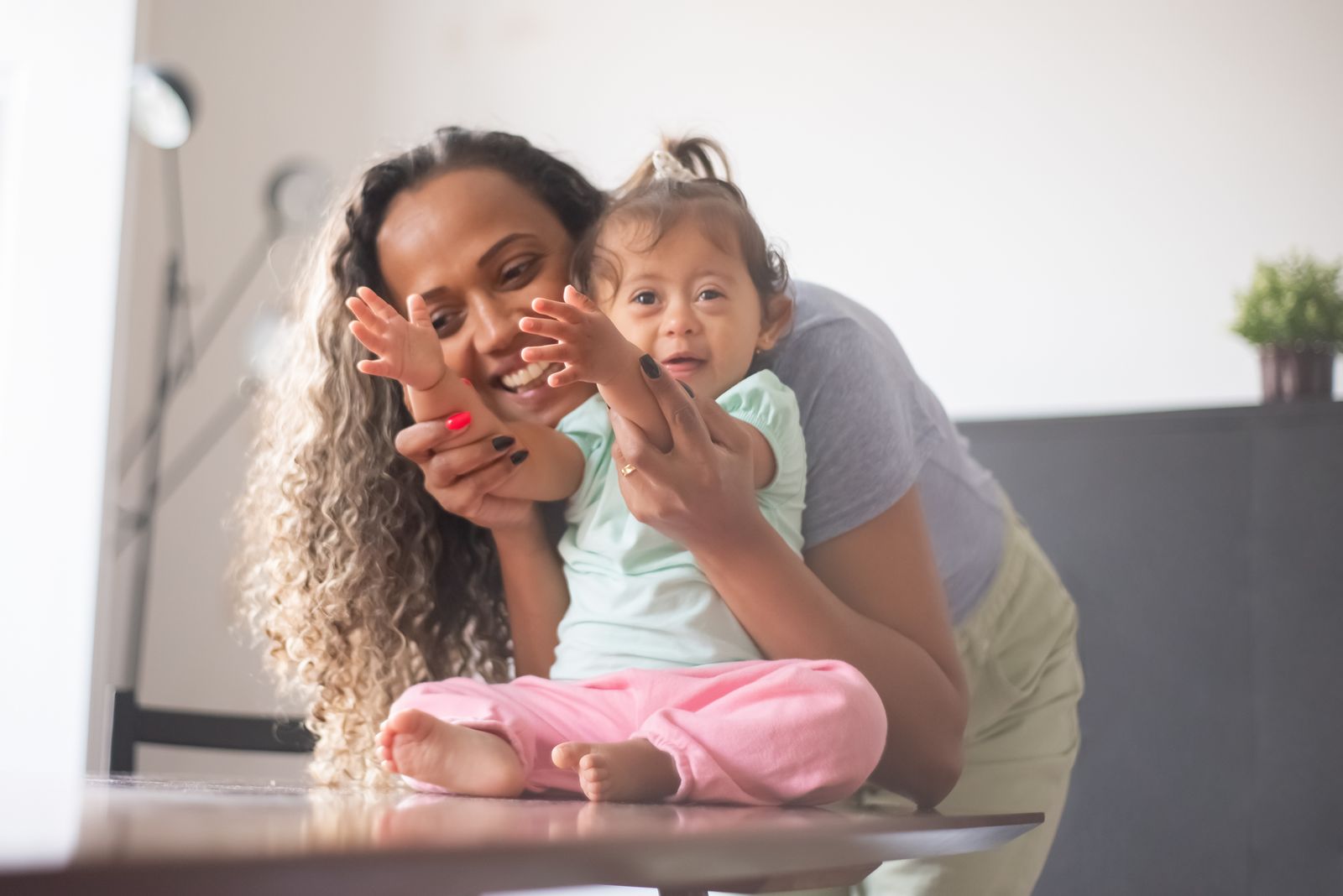 Mother and daughter bonding, clinical expertise in weaning, feeding and early communication for brands