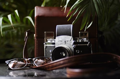 analog kamera, Antik, deri çanta içeren Ücretsiz stok fotoğraf