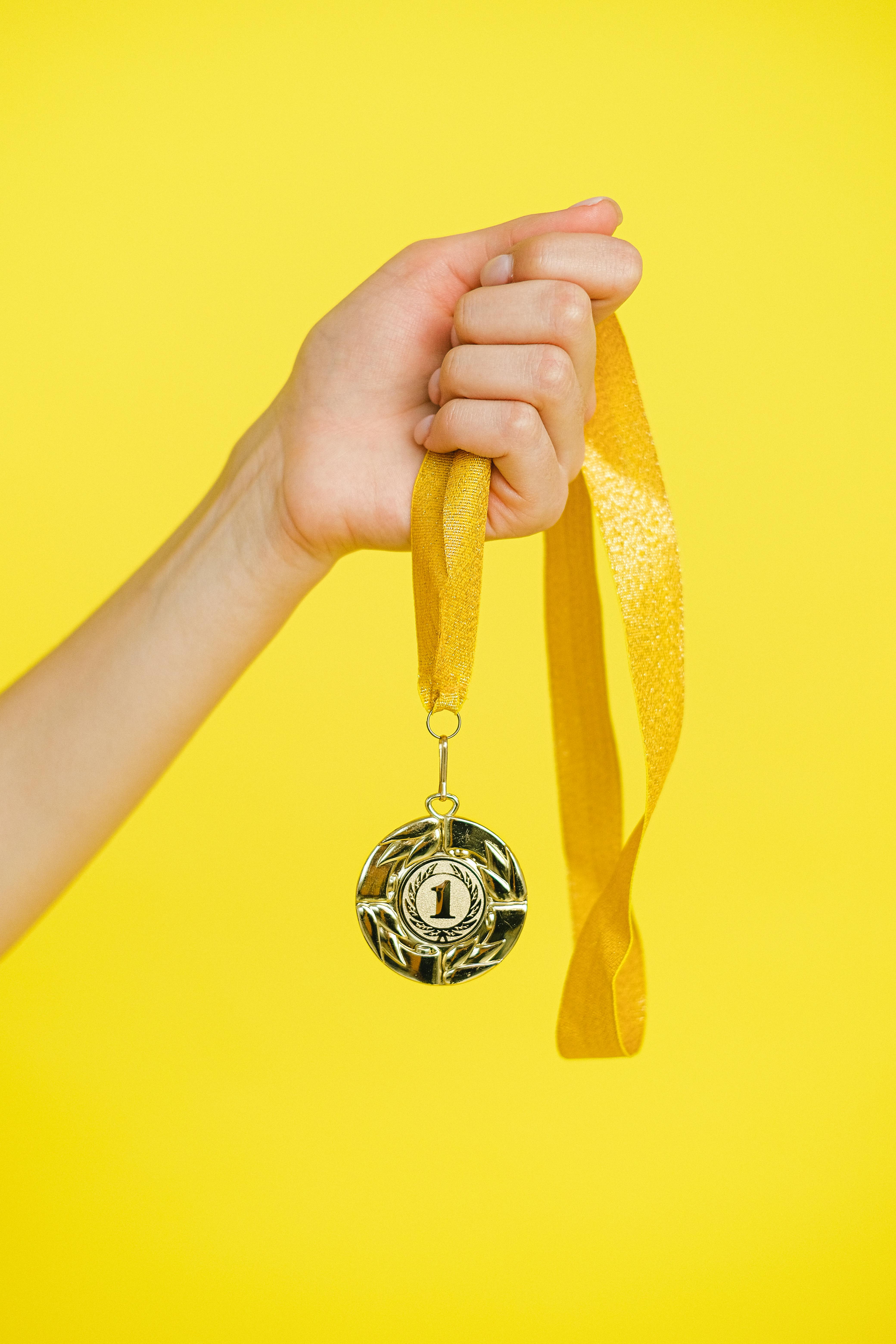 Récompense De Médaille D'or Avec La Lanière Image stock - Image du  concurrencez, isolement: 3560895