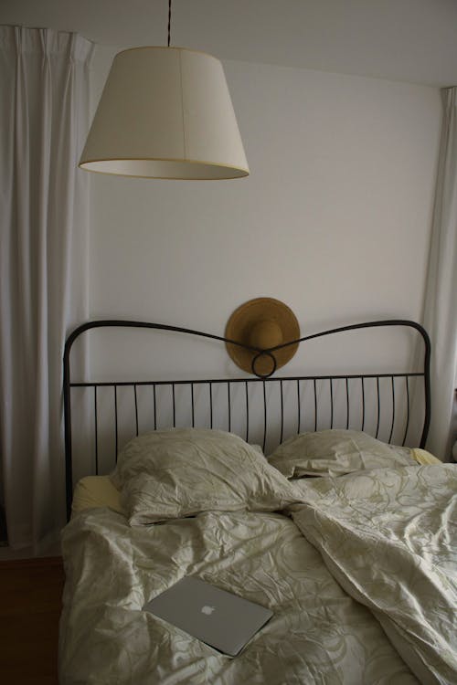 Immagine gratuita di camera, coperta, cuscini