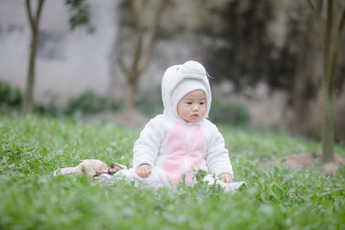 bebek, çim, çocuk içeren Ücretsiz stok fotoğraf