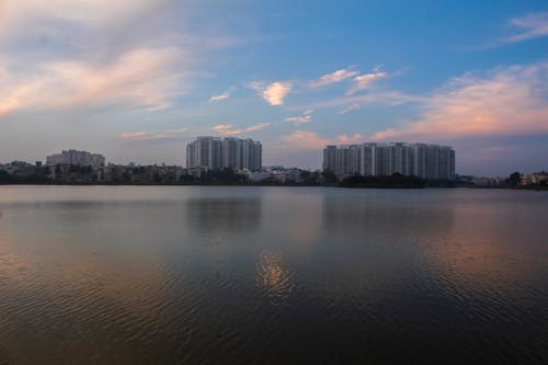 Foto profissional grátis de cidade, de, vista do lago