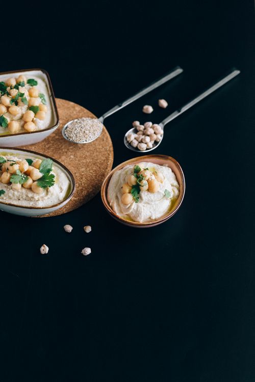 Free Close-up of creamy Mediterranean hummus garnished with chickpeas. Perfect for healthy eating. Stock Photo