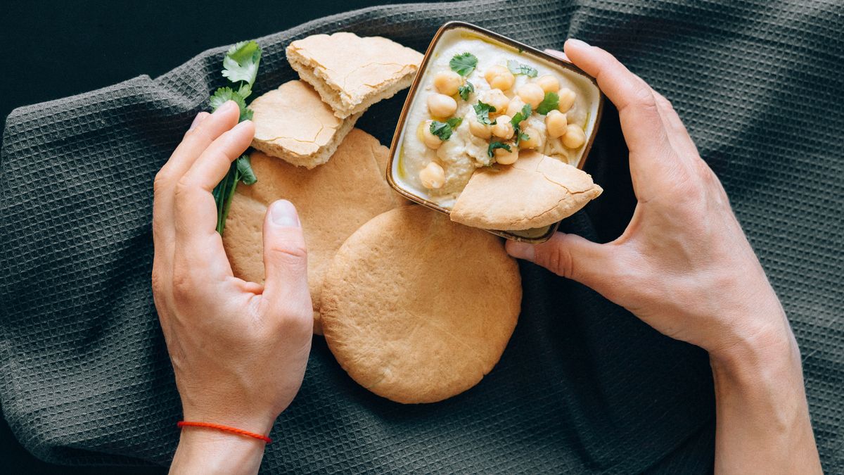 Pita with hummus, cucumber and cooked chickpeas