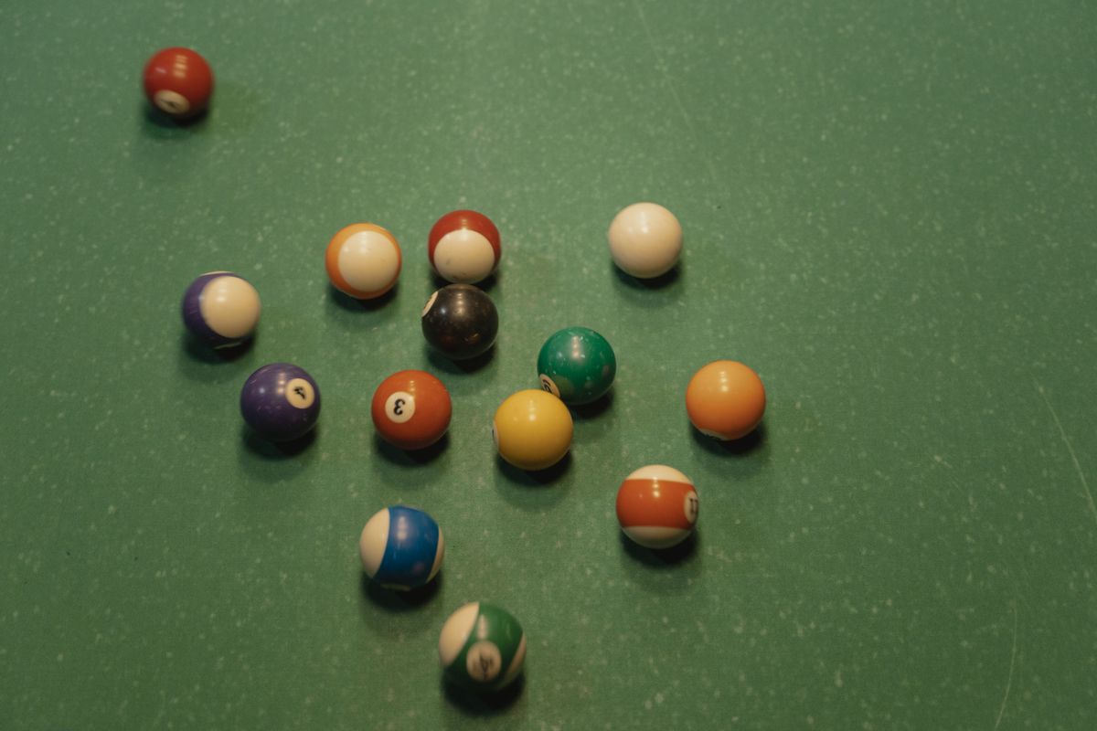 Parlak renkli bingo topları ahşap bir masa üzerinde dizili