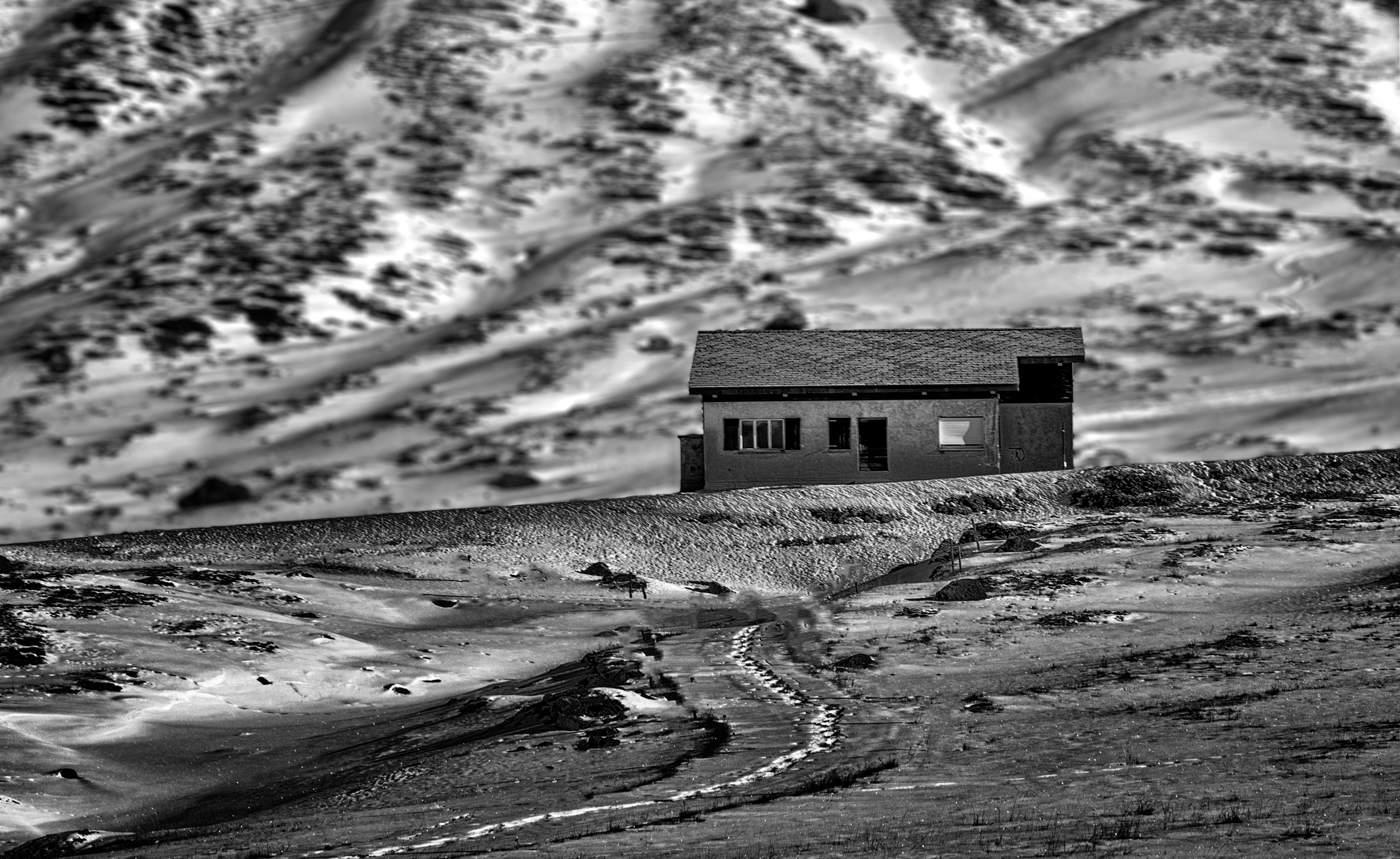 一张瑞士圣莫里茨废弃房屋的黑白照片