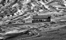 一张瑞士圣莫里茨废弃房屋的黑白照片