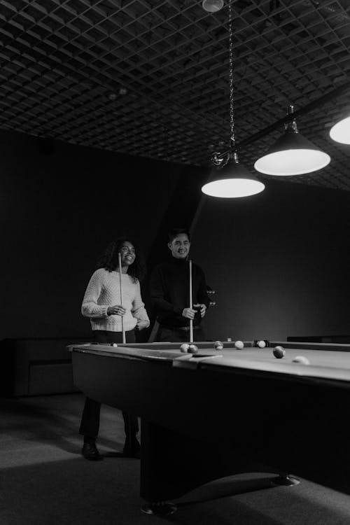 Základová fotografie zdarma na téma biliárový stůl, černý a bílý, držení