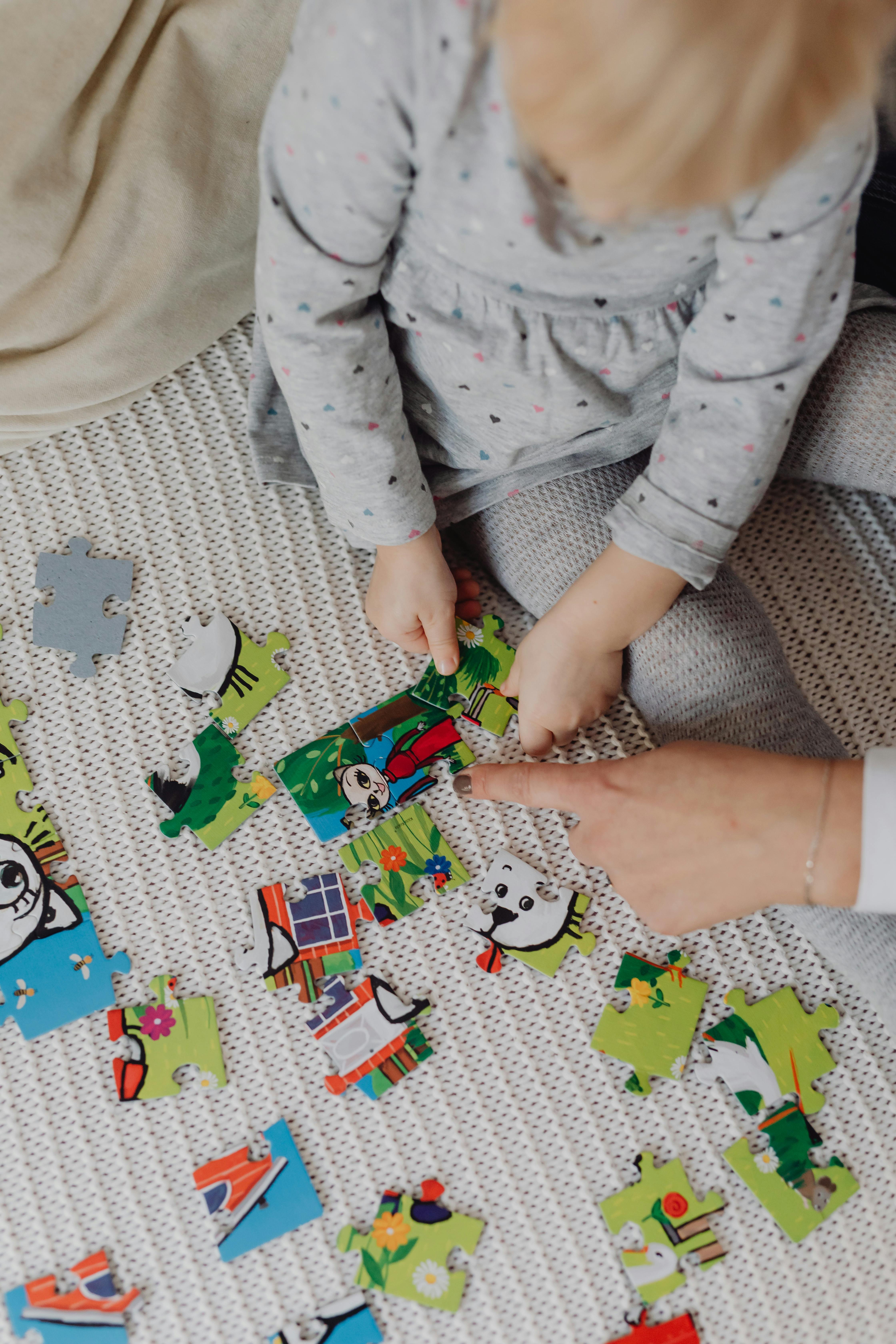 Pár rak össze egy Fényképes Puzzle-t