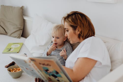 Gratis stockfoto met bed, boek, dochter