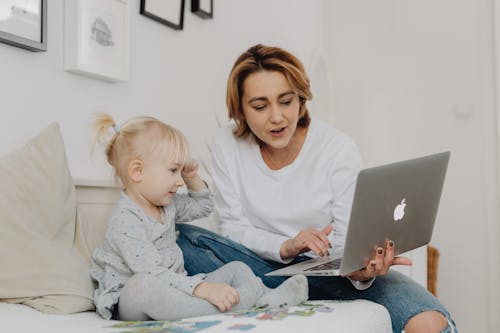 Free Mother and Daughter with Laptop Stock Photo