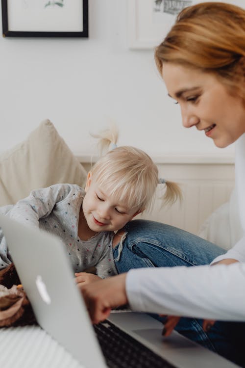 Gratis stockfoto met aan het kijken, binden, computer