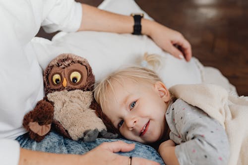 Foto profissional grátis de bonitinho, brinquedo de pelúcia, criança