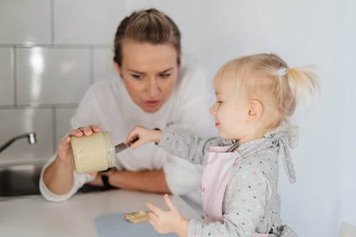 Immagine gratuita di bambino, barattolo di vetro, cucina