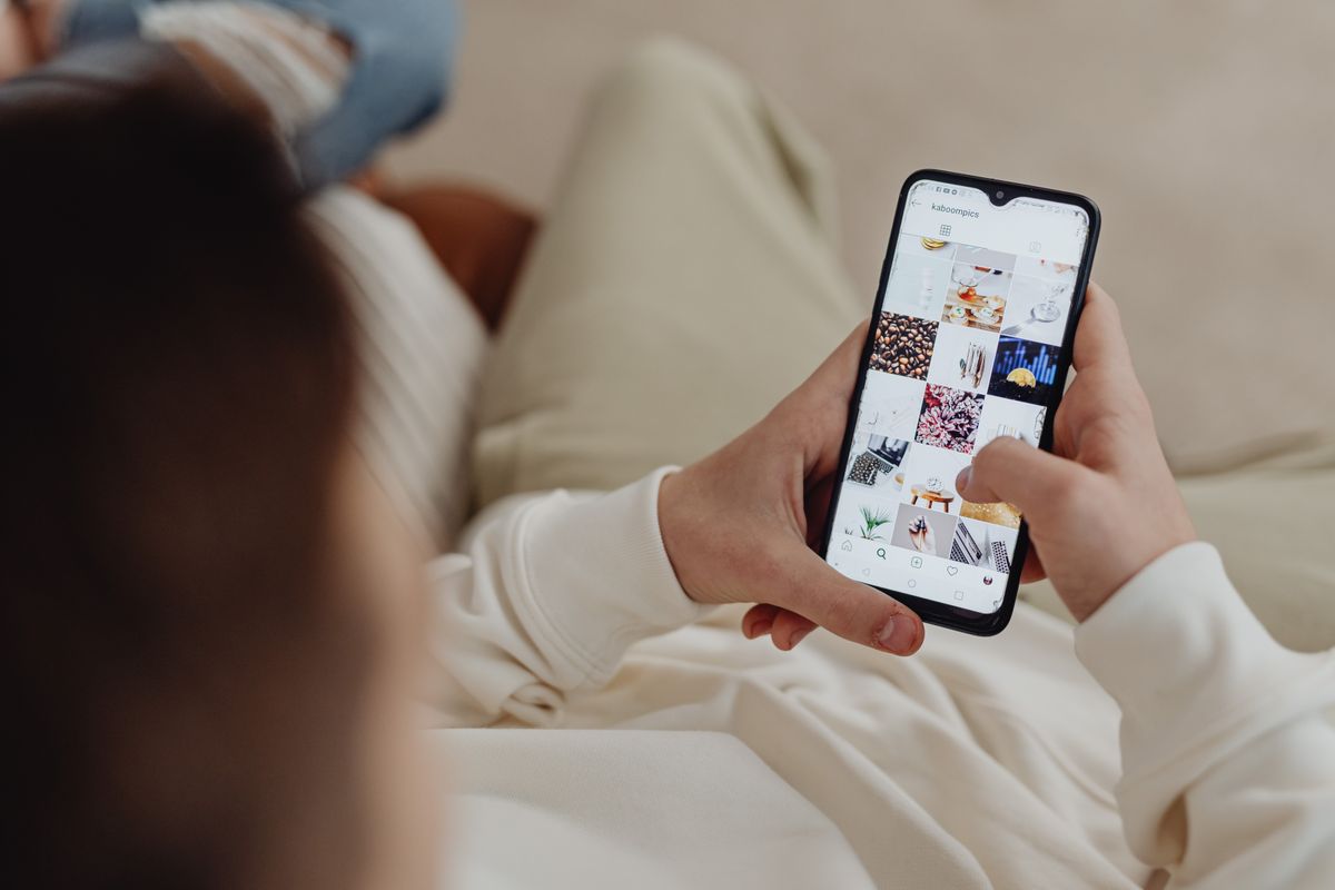 Personne consultant un réseau social sur un smartphone