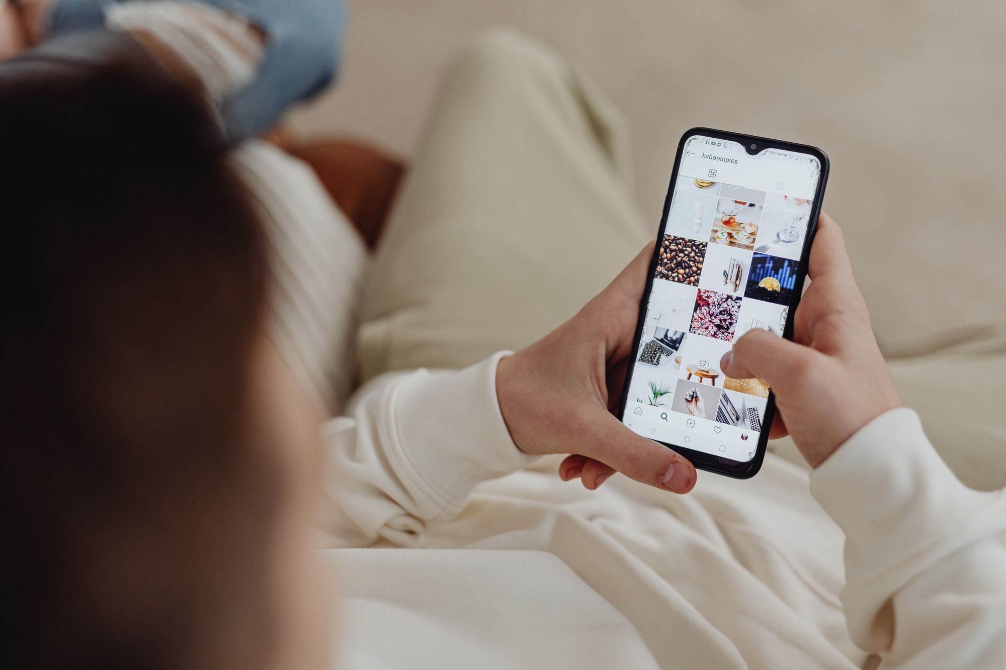 Persona revisa una red social en la pantalla de su teléfono