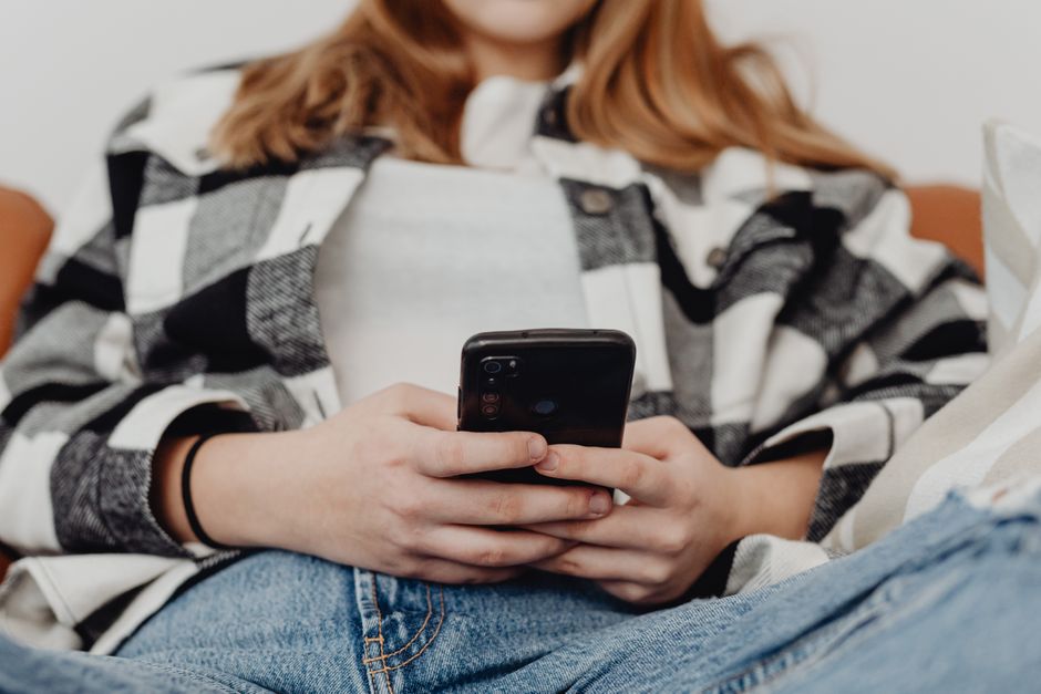 Người dùng trẻ đang sử dụng smartphone để tạo nội dung trending trên mạng xã hội