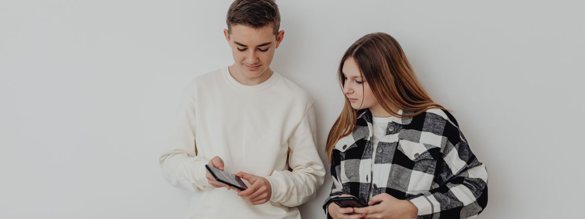 Dos adolescentes con sus móviles