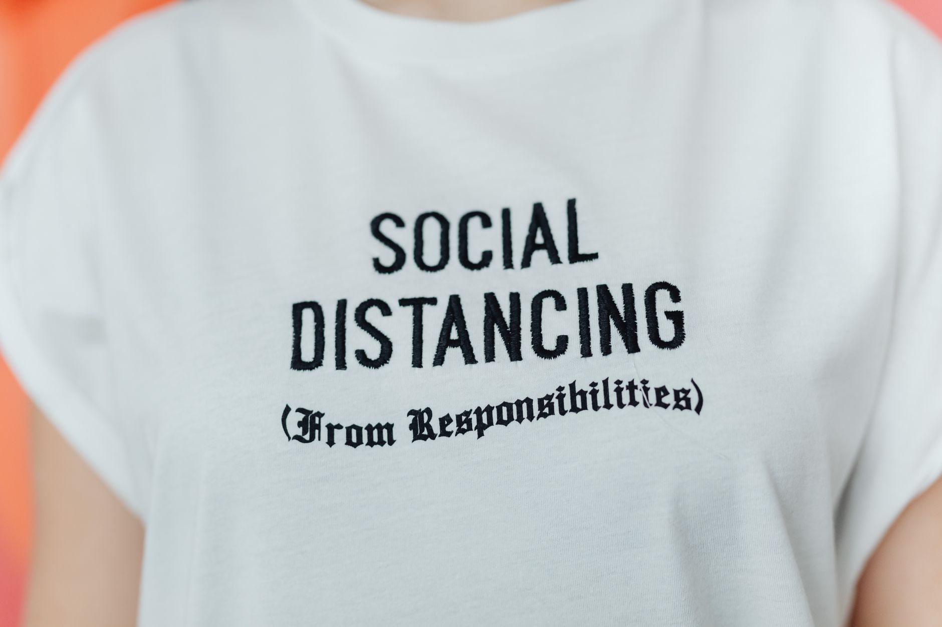 80 ans d’histoire du t‑shirt à slogan, du 40 s au Y2K