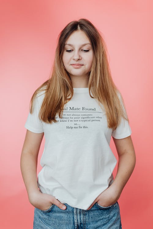Foto profissional grátis de adolescente, camiseta, de pé