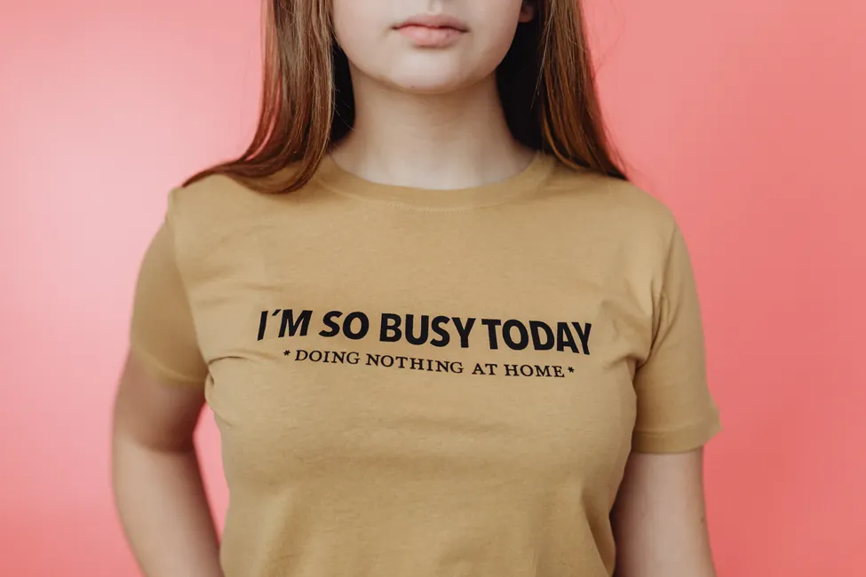T-shirt jaune moutarde portant un texte marqué en noir sur la poitrine