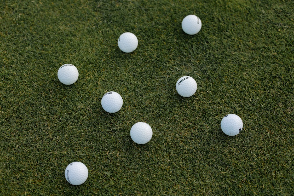 Weißer Golfball Auf Grünem Grasfeld