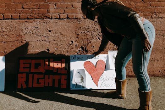 Uomo In Giacca Marrone E Jeans In Denim Blu Con Segnaletica Bianca E Blu