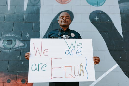 Uomo In Giacca Nera Che Tiene Carta Bianca Della Stampante