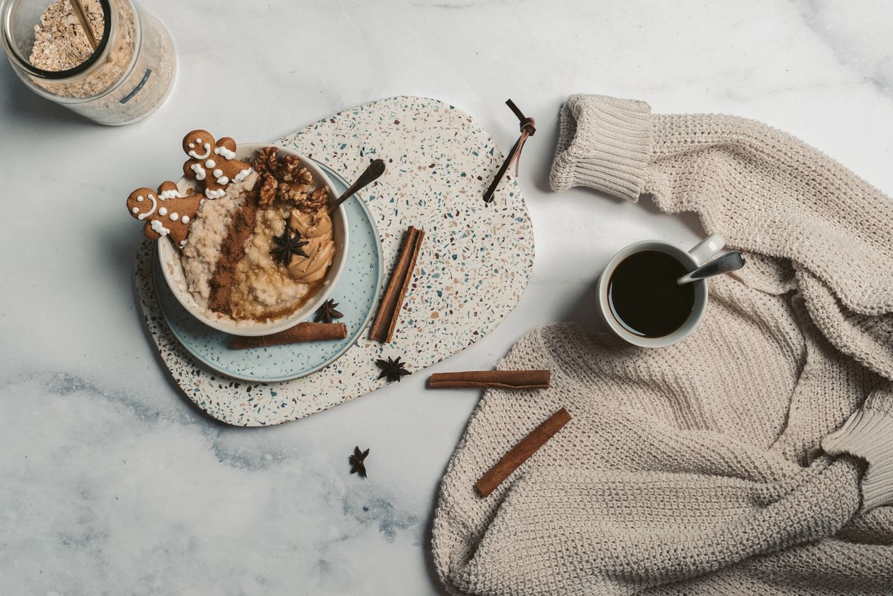 Zdravi doručak sa zobenom kašom, voćem i šalicom kave