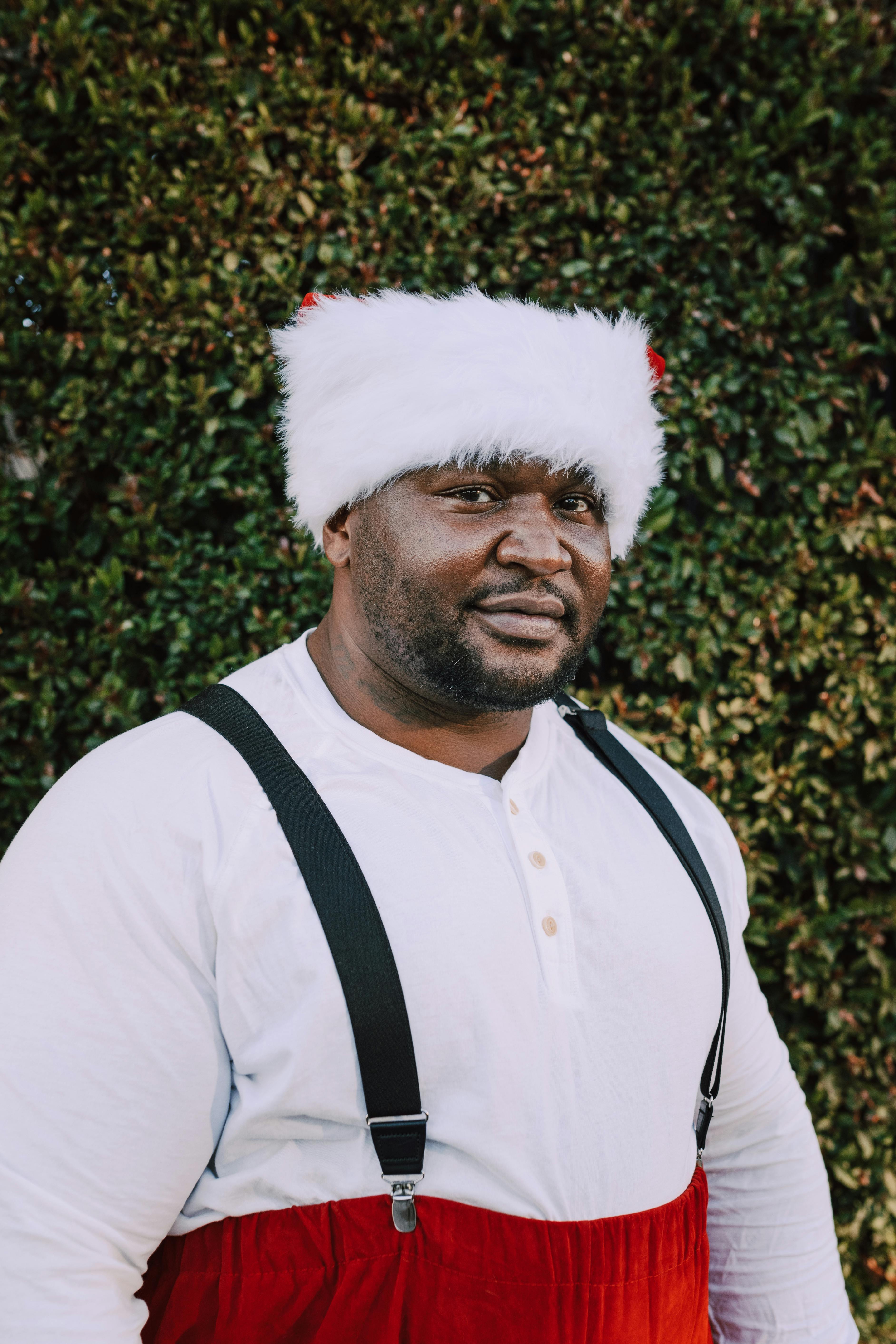 man in white crew neck t shirt wearing white cap