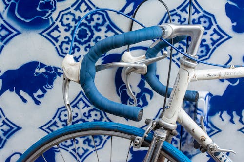 Бесплатное стоковое фото с велосипедные рули, крупный план, синий узор