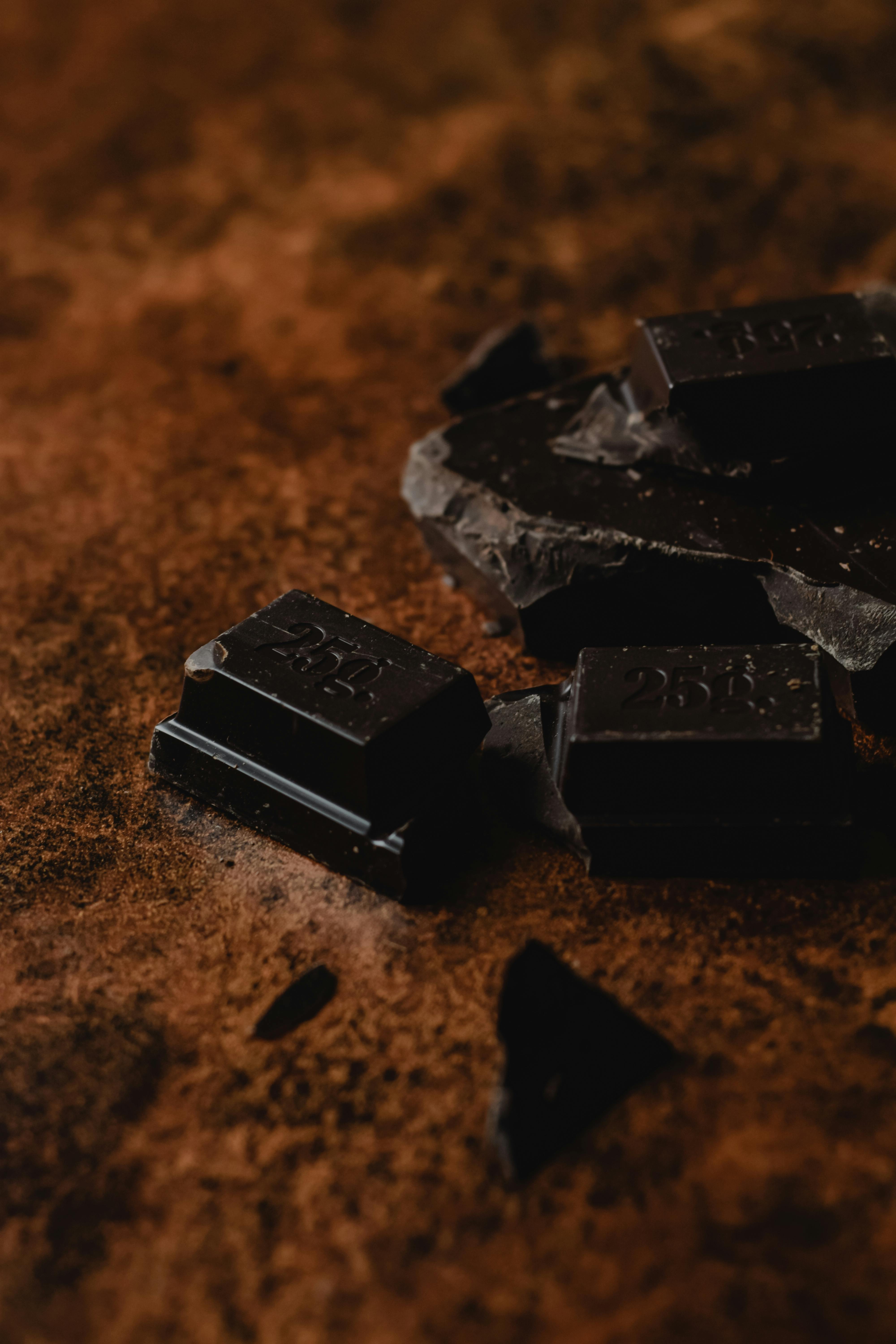 Ücretsiz Kahverengi Kum üzerinde Siyah çikolata Bar Stok Fotoğraflar